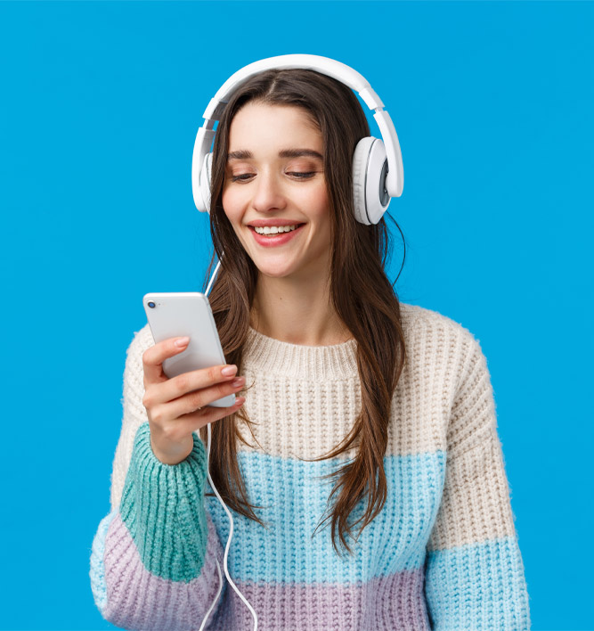 Mulher ouvindo música no celular